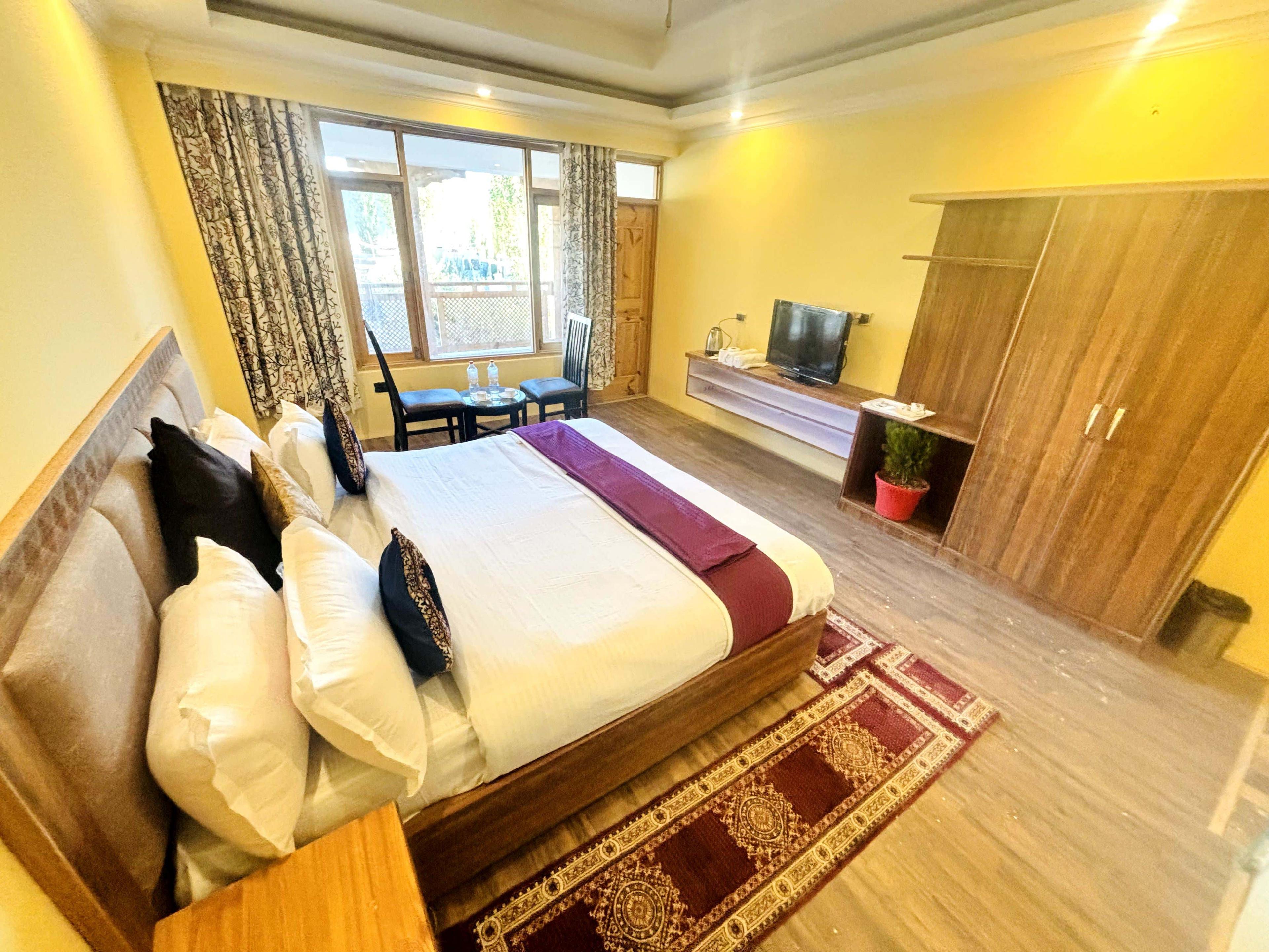 Premium Hotel Room - View 9
